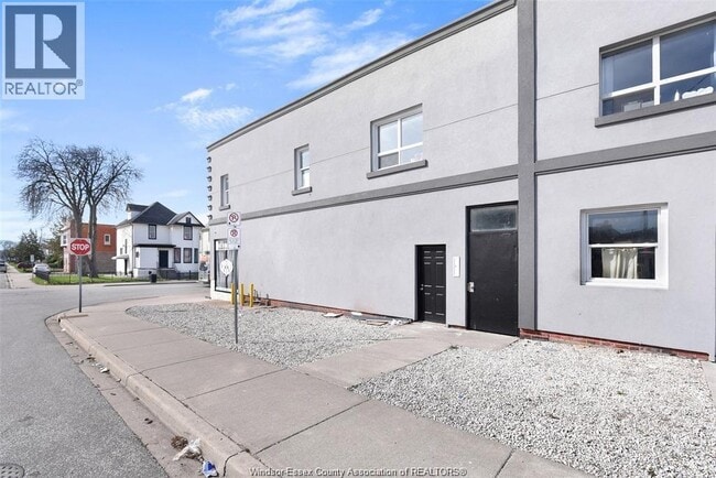 Building Photo - 581 Pierre Ave