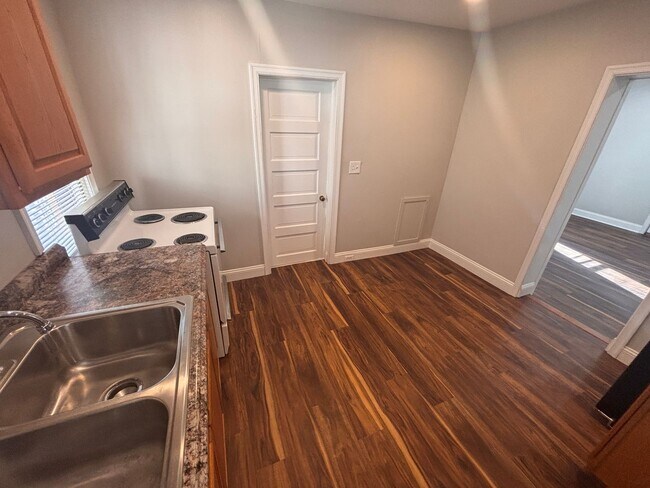 Foto del edificio - 801 E Hector St