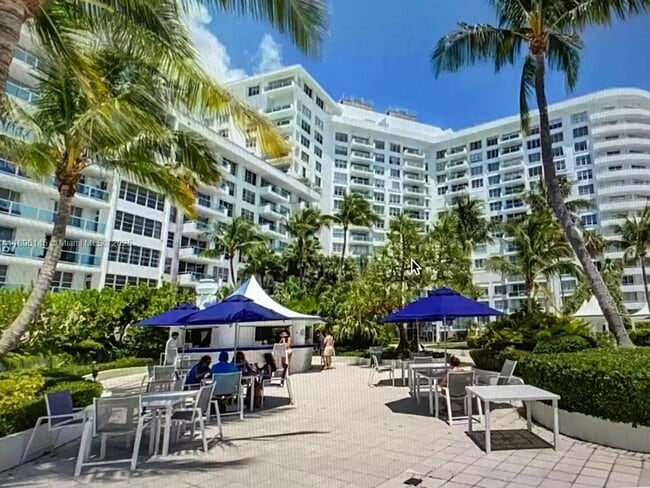 Foto del edificio - 5151 Collins Ave