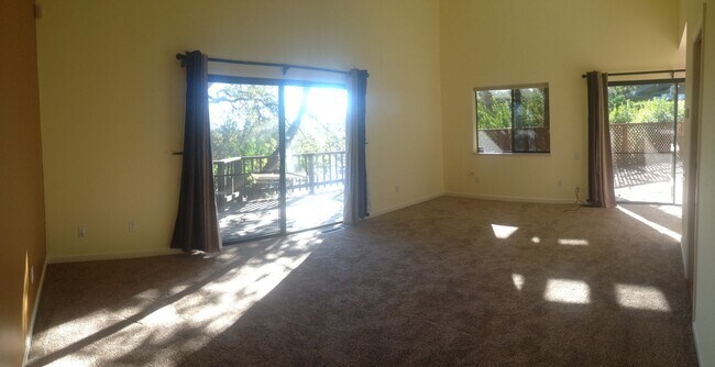 Building Photo - Views Galore! Amazing 2 bed 2 bath Granny ...