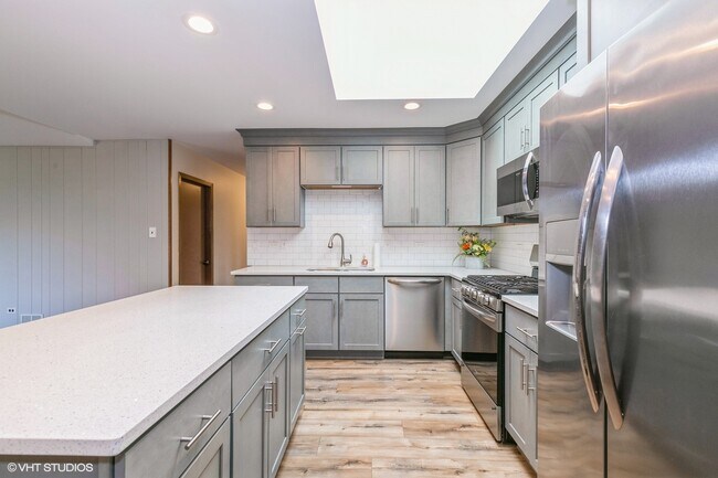 Building Photo - 14748 Sprucecreek Ln