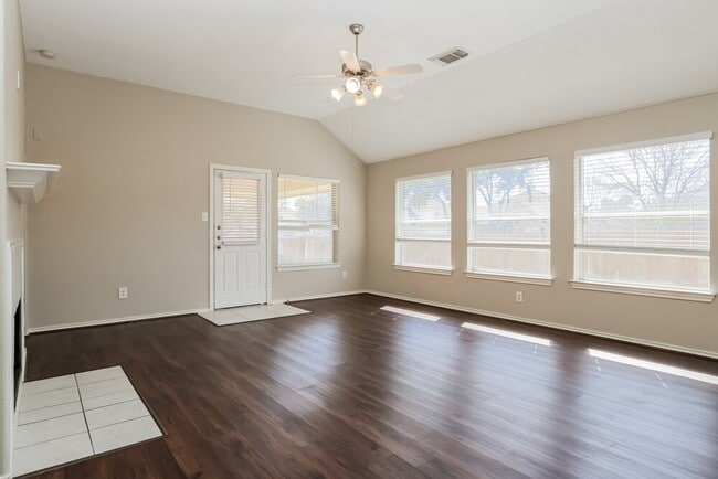 Foto del edificio - 6402 Bright Falls Ln