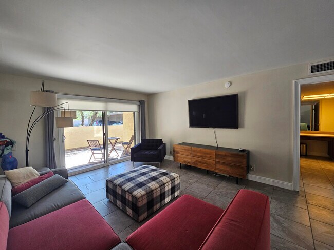 Foto del edificio - 2160 S Palm Canyon Dr