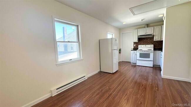 Foto del edificio - 64 Pine Hollow Rd