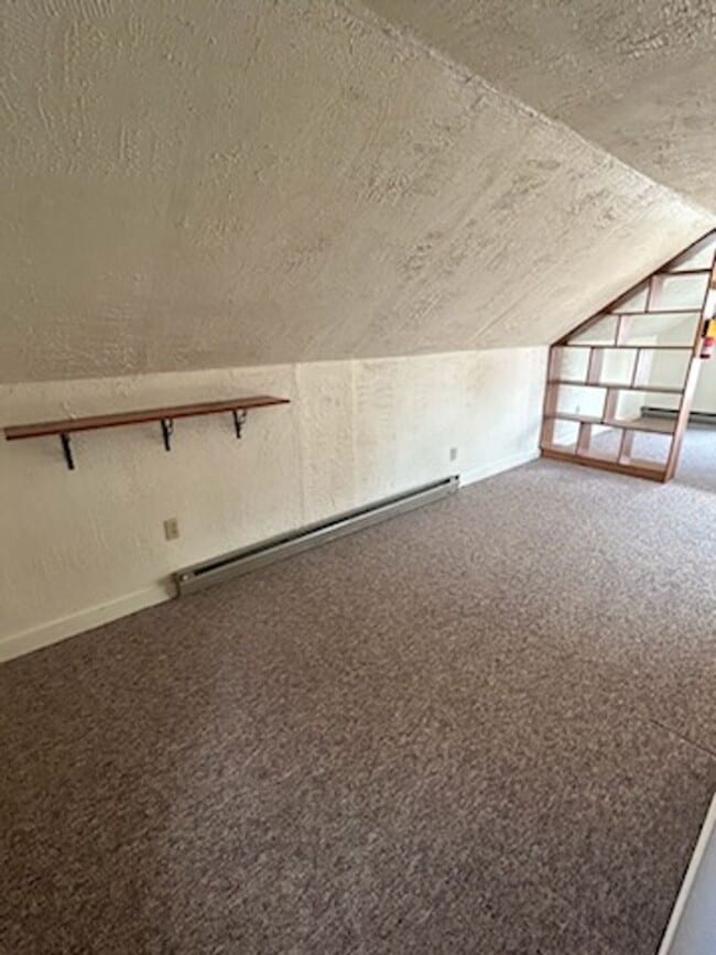 Foto del edificio - Upstairs Studio Apartment on Oneida Street...