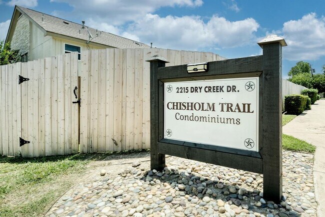 Foto del edificio - 2215 Dry Creek Dr