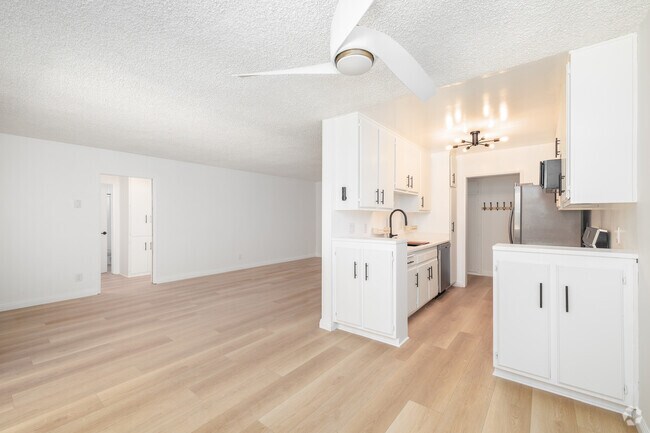 2BR, 2BA - 1.000SF - Sala de estar - 10844 Rose Ave