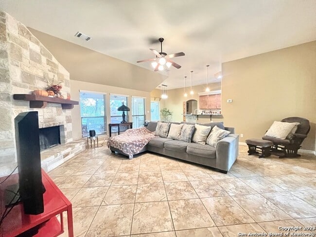 Building Photo - 4 Bedroom/2 Bathroom Home in the Bandera R...