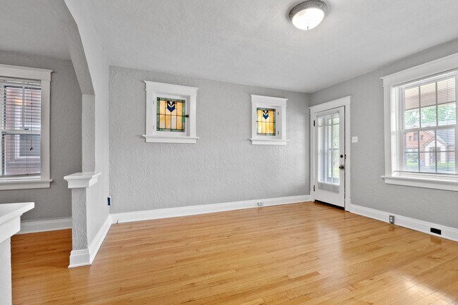 Foto del edificio - 5505 Rhodes Ave