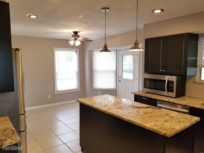 Foto del edificio - 4 br, 3.5 bath House - 528 Emberwood Dr