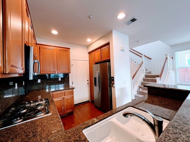 Building Photo - Beautiful 3 bedroom, 2.5 bath home in desi...