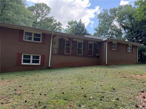 Building Photo - 3155 Oak Dr