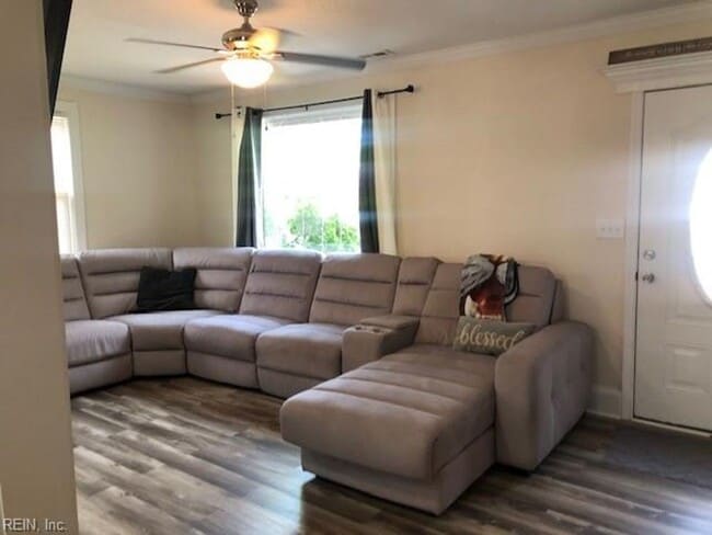 Building Photo - Colonial Heights