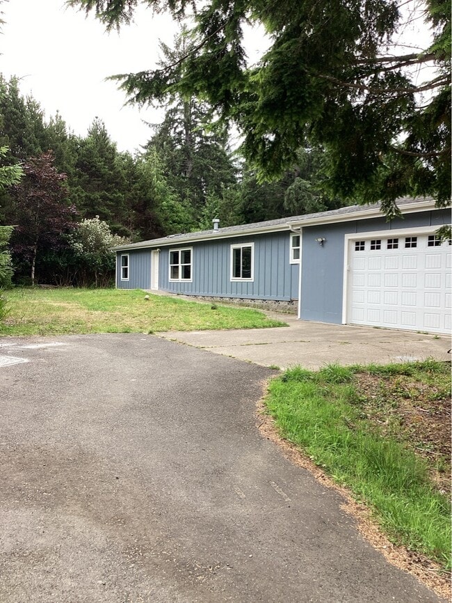 Building Photo - 330 SW Newton Dr