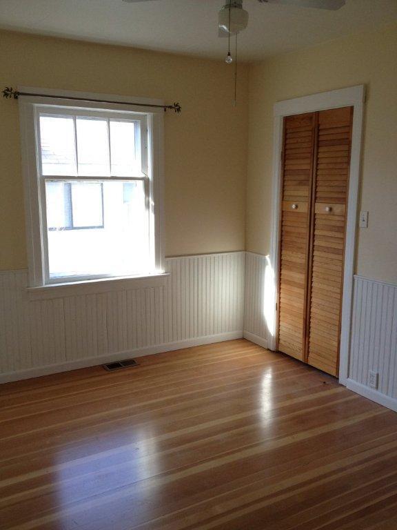 Building Photo - 2 Bedroom plus a sun room | 1  Bathroom