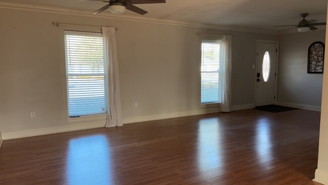 Foto del edificio - 9150 Nolen Dr