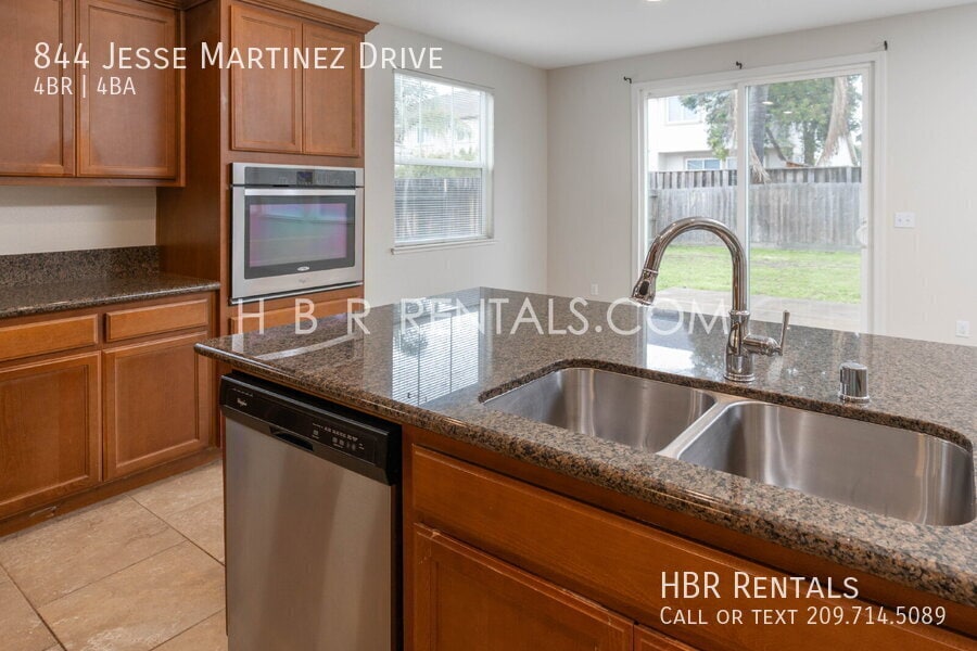 Foto del edificio - 844 Jesse J. Martinez Dr