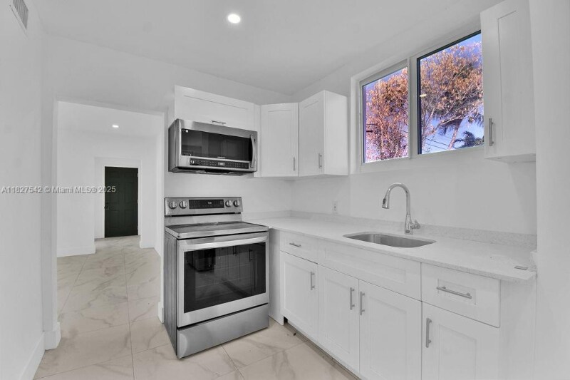 Foto principal - 3025 NW 8th Ave