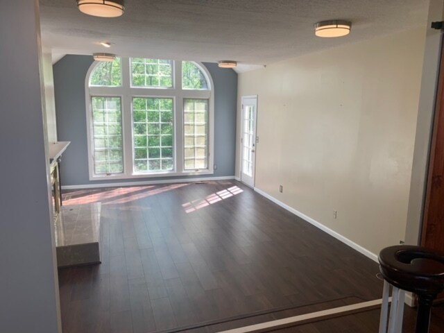 Foto del edificio - 5567 Crow Creek Rd