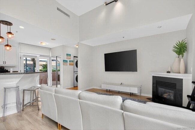 Building Photo - 555 Front St