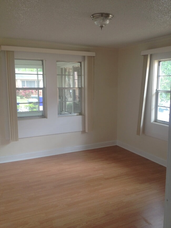 Foto del edificio - 1028 W 11th St