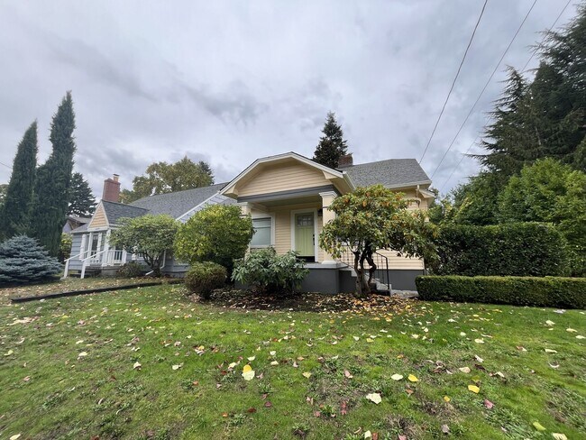 Foto del edificio - Charming 4-Bedroom Portland Home with Spac...