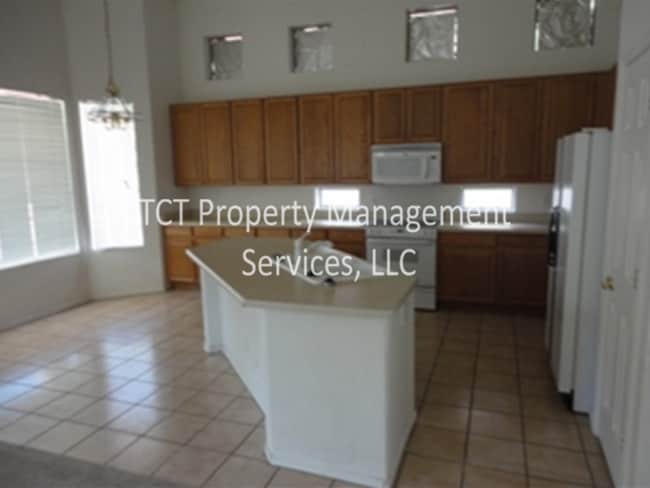 Building Photo - Large 4 Bed/2.5 Bath with 3 car garage in Glendale!