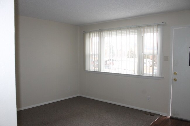 Foto del edificio - Move in ready home For Rent on Busch Ave