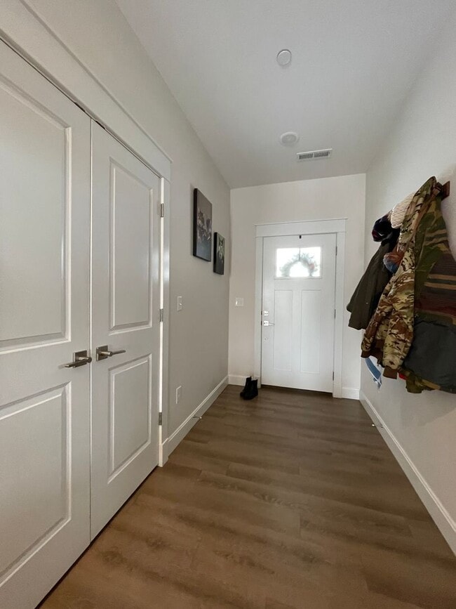 Foto del edificio - ADORABLE HOME EXREMELY CLOSE TO FORT RILEY! FENCED BACKYARD!