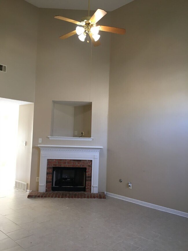 Building Photo - 4br/2.5ba 2 story home with spacious kitch...