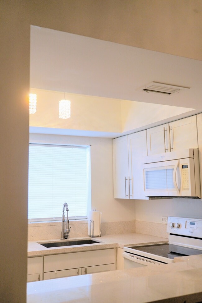 Cocina - 201 NW 7th St