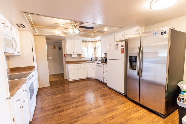 Foto del edificio - 6 Bedroom 3.5 Bathroom Tri-Level Home In Tempe close to ASU