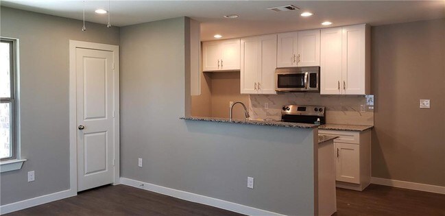 Foto del edificio - 8104 Tanner Ave