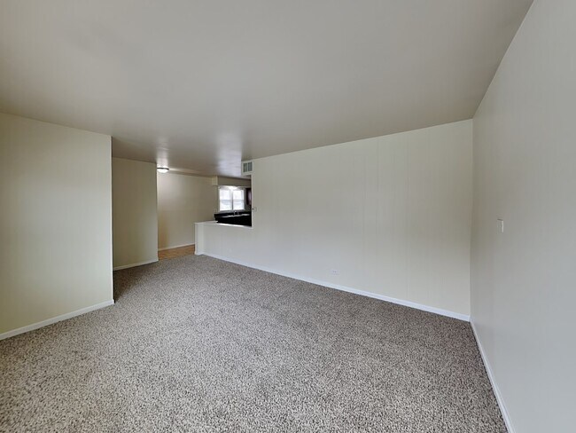 Building Photo - 15624 Laramie Ave