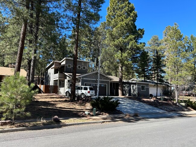 Building Photo - 1635 W University Heights Dr N