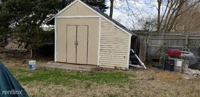 Foto del edificio - 3 br, 1 bath House - 17 W 5th St