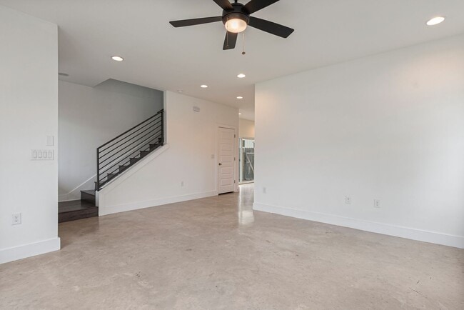 Building Photo - Beautiful 2 bedroom, 1.5 bathroom home in East Austin!!!