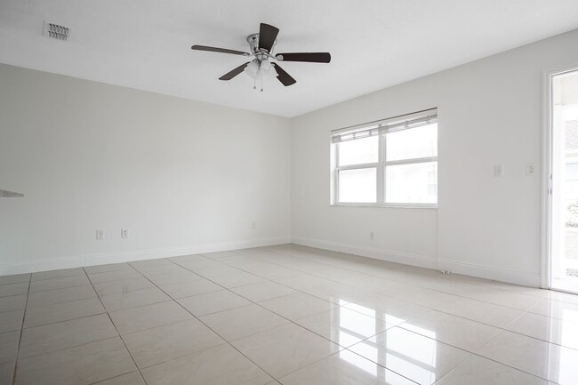 Foto del edificio - Duplex in Davenport now available!