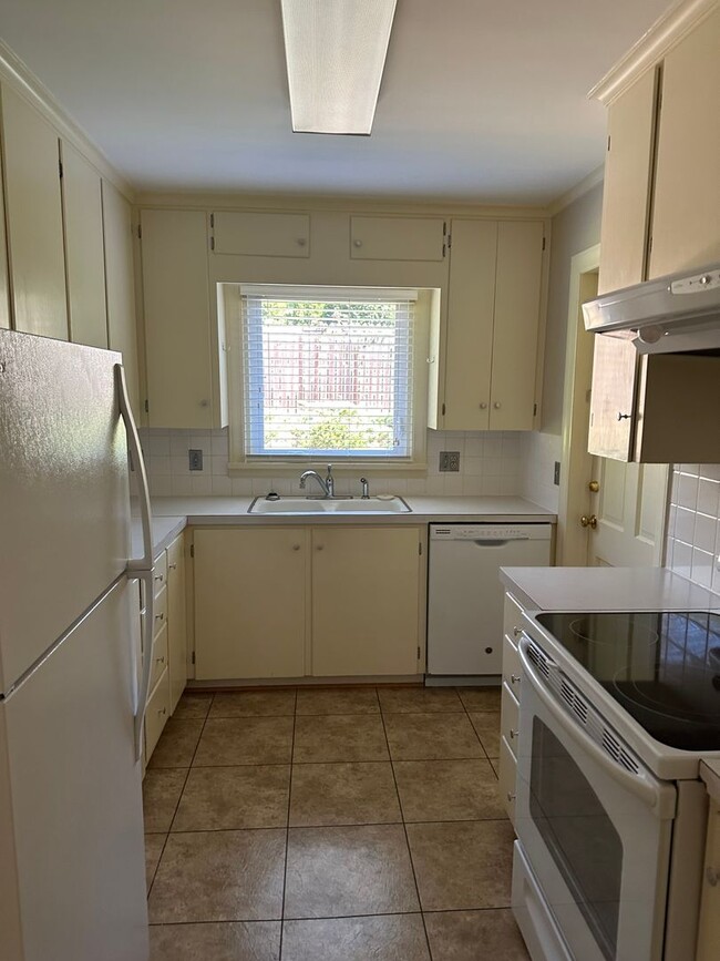 Photo - 2632 Grosvenor Pl Apartment