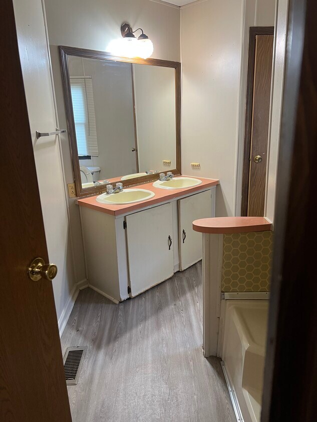 Foto principal - 5638 Summerwind Dr