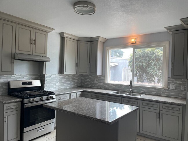 Building Photo - Newly renovated spacious 2 bedroom home in...