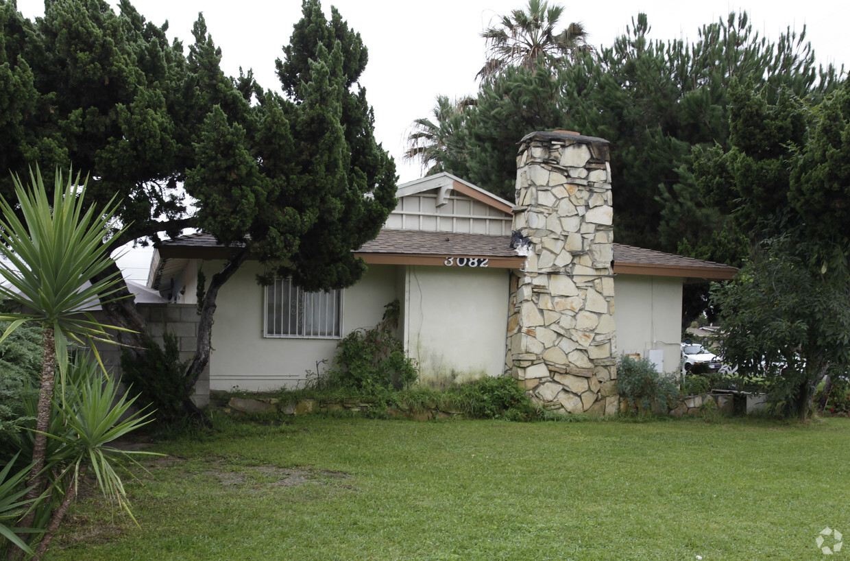 Building Photo - 3082 W Coolidge Ave