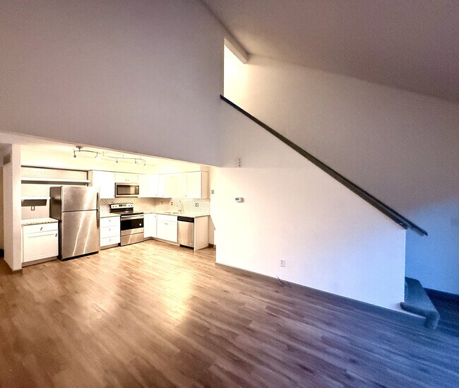 Building Photo - 215 NE Timbercreek Dr