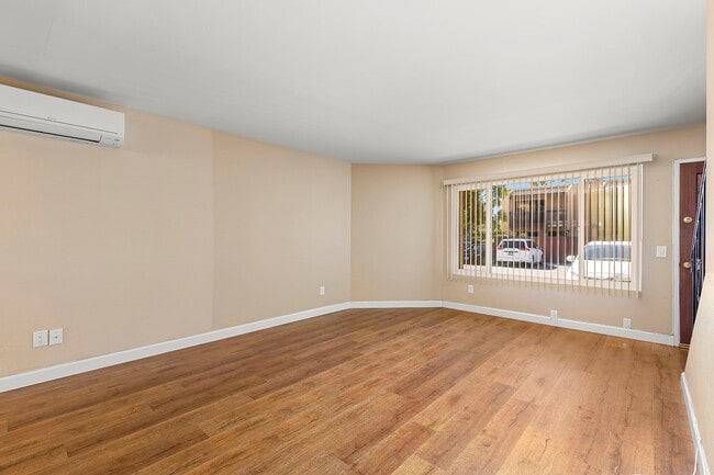 Foto del edificio - 10267 Black Mountain Rd