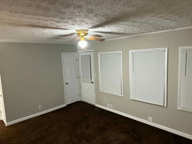 Foto del edificio - Oak Ridge 37830 - 2 bedroom 1 bath apartment - Contact Lisa Vineyard or Shannon Russell (865) 216...