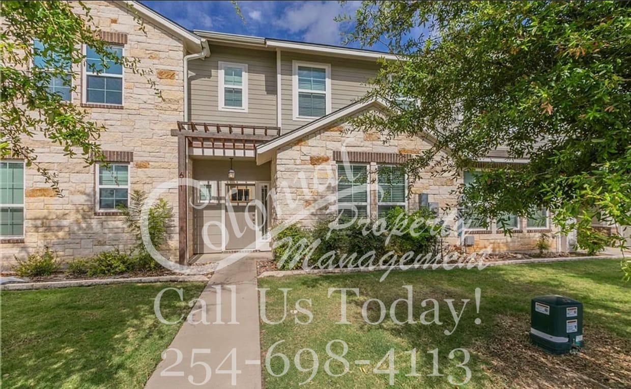 Foto principal - AVAILABLE NOW - Cozy Temple Townhome