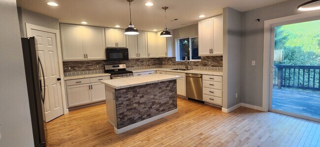 Foto del edificio - 5 bedroom 2.5 Bathroom single family home ...