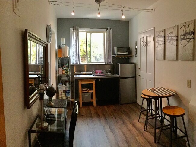 Kitchenette - 3720 Oak Hill Ave
