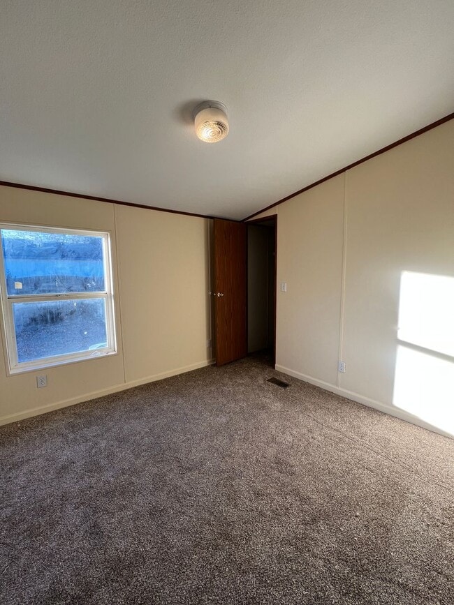 Building Photo - Country living close to town on 1 acre!