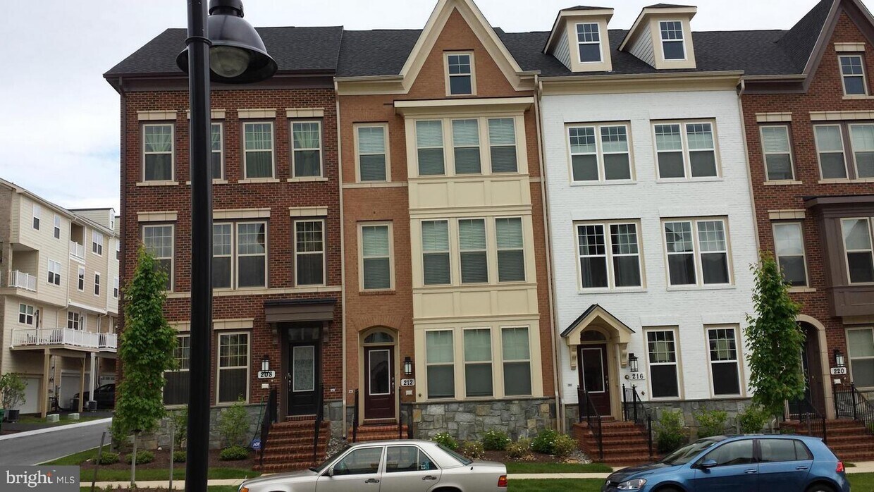 Primary Photo - 212 Goodall St